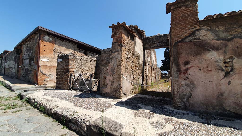 Via di Mercurio, east side, Pompeii. July 2021. 
Looking north-east from VI.10.2, on right, towards bar at VI.10.1 and junction with Vicolo di Mercurio.
Foto Annette Haug, ERC Grant 681269 DÉCOR.
