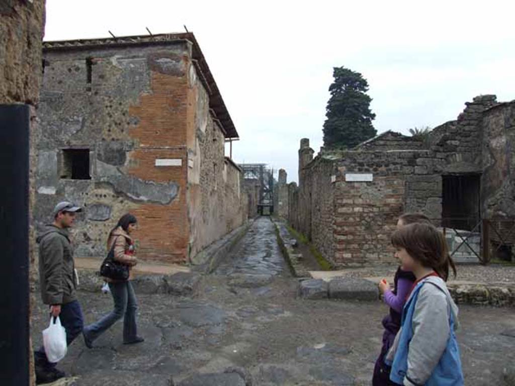 Via di Mercurio, May 2010. Looking east from crossroads with Vicolo di Mercurio, between VI.9 and VI.10.