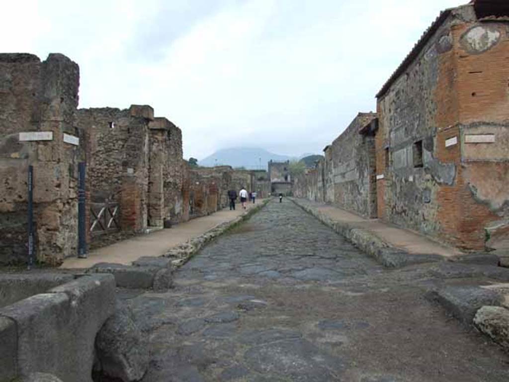 Via di Mercurio, May 2010. Looking north from junction with Vicolo di Mercurio, between VI.7 and VI.9.