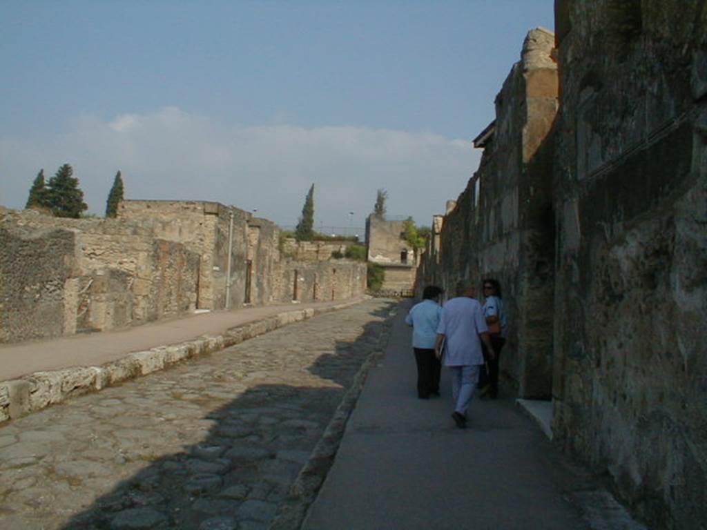 Via di Mercurio between VI.7 and VI.9. Looking north. September 2004.