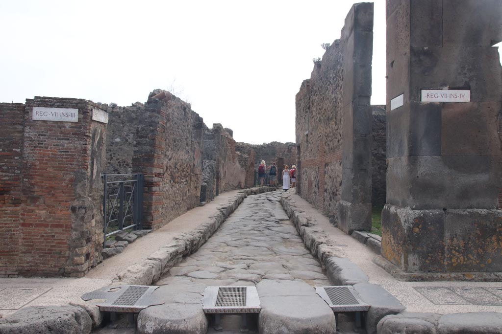 Vicolo Storto, between VII.3 and VII.4, October 2023.  
Looking south from the junction with Via della Fortuna. Photo courtesy of Klaus Heese.
