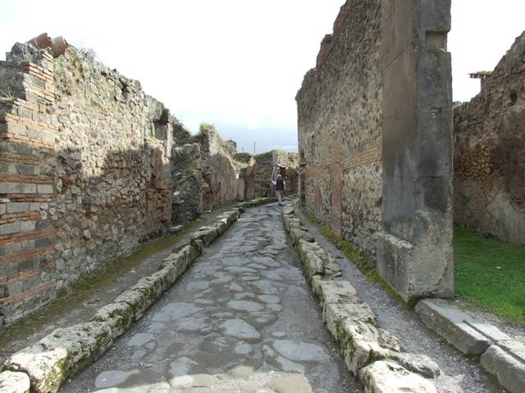 Vicolo Storto between VII.3 and VII.4. Looking south from Via della Fortuna. March 2009.