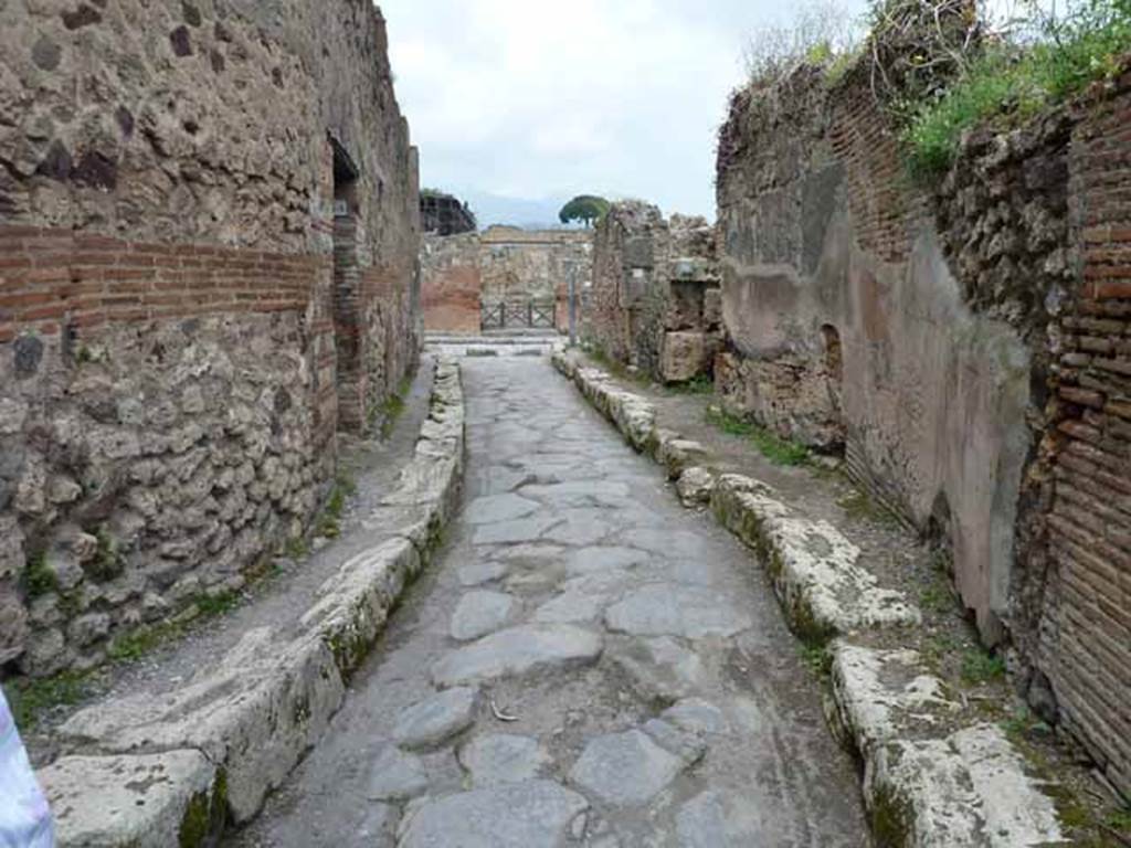 Vicolo Storto. May 2010. Looking north between VII.4 and VII.3, from near VII.4.44.