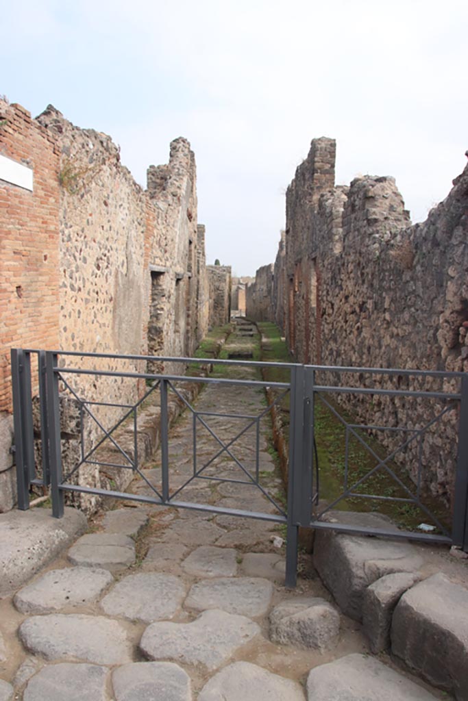 Vicolo del Panettiere between VII.3 and VII.2, Pompeii. October 2023.
Looking east from junction with Vicolo Storto. Photo courtesy of Klaus Heese.
