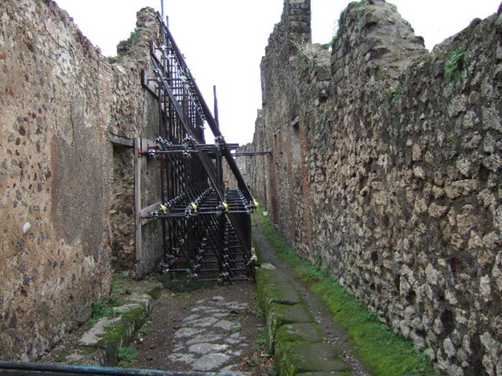 Vicolo del Panettiere between VII.3 and VII.2. Looking east from junction with Vicolo Storto. December 2005.
