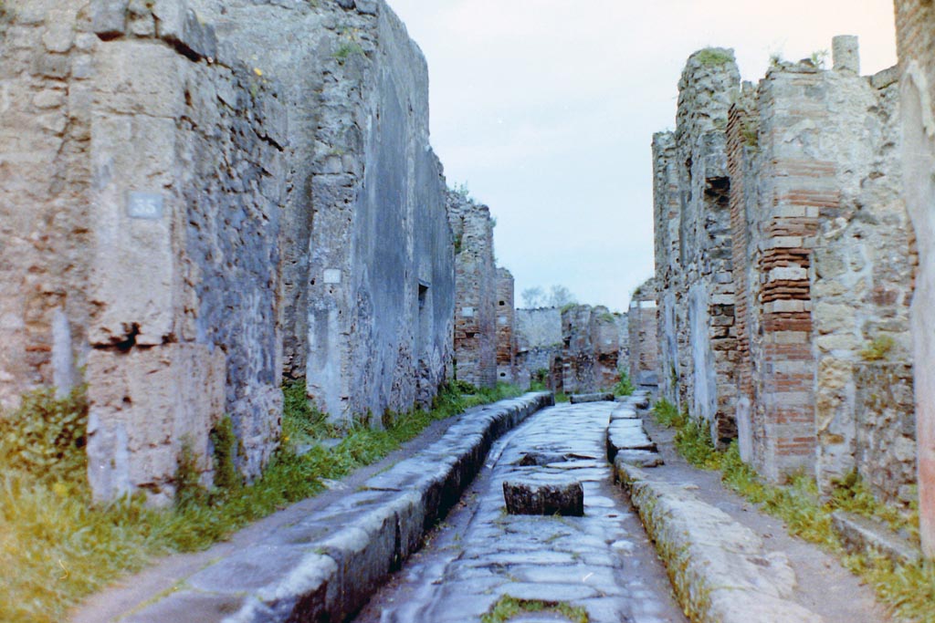 Vicolo Storto, Pompeii. 4th April 1980, pre-earthquake. Looking north between VII.4.35 and VII.2.26. Photo courtesy of Tina Gilbert.