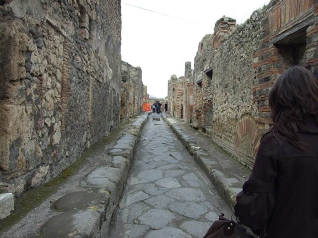 Vicolo Storto between VII.4 and VII.2. Looking north from outside VII.4.33. March 2009.