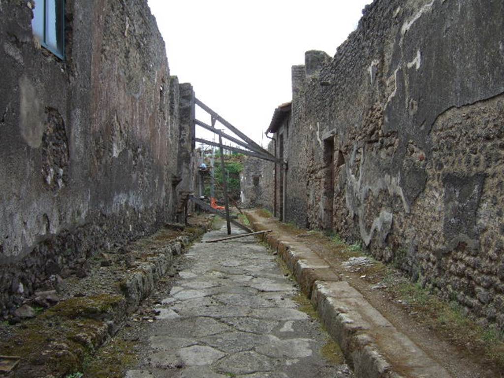 Vicolo del Centenario. Looking south towards IX.5.13, on right. May 2006.