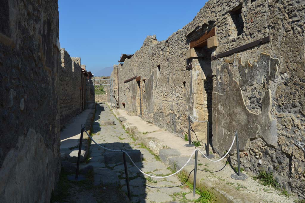 Vicolo del Centenario, Pompeii. October 2017. Looking north from IX.8.b, on right.
Foto Taylor Lauritsen, ERC Grant 681269 DÉCOR.
