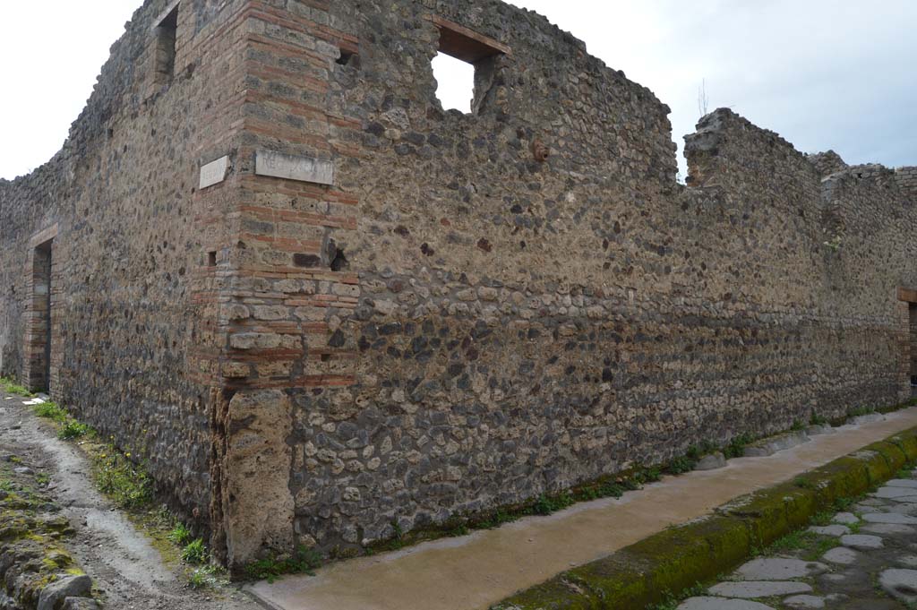 Vicolo del Centenario, Pompeii. March 2018. 
Looking west towards corner junction with Unnamed Vicolo between IX.5 and IX.6, on left, and doorway to IX.5.16.
Foto Taylor Lauritsen, ERC Grant 681269 DÉCOR.

