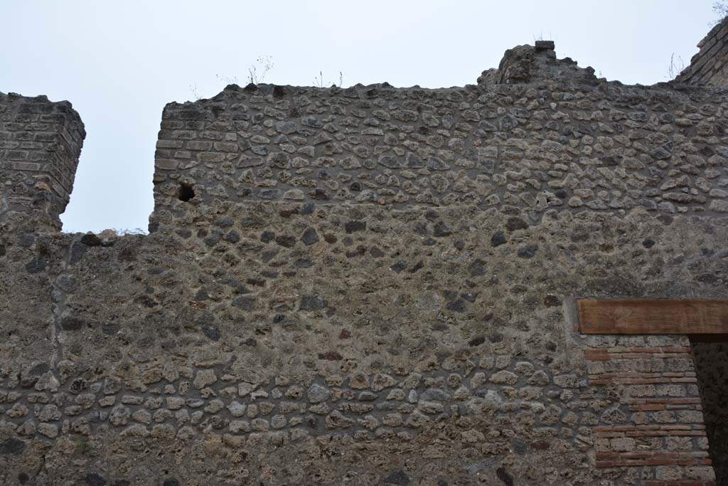 Vicolo del Centenario, west side, Pompeii. May 2017. Upper exterior wall of IX.5.14-16, cont’d.
Foto Christian Beck, ERC Grant 681269 DÉCOR.
