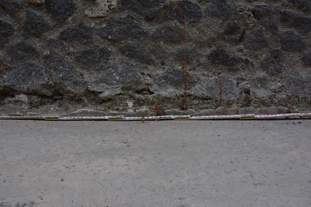 Vicolo del Centenario, west side, Pompeii. May 2017. Lower wall with remaining stucco.
Foto Christian Beck, ERC Grant 681269 DÉCOR.
