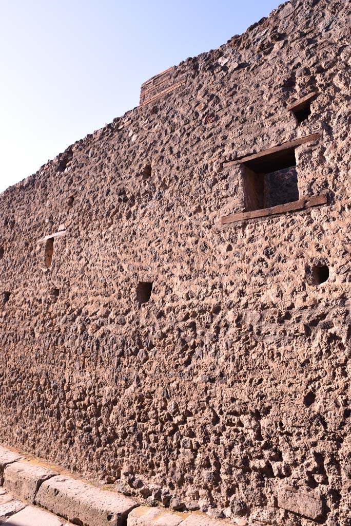 Vicolo del Citarista, west side, Pompeii. October 2019. Detail from west wall, looking south.
Foto Tobias Busen, ERC Grant 681269 DÉCOR.
