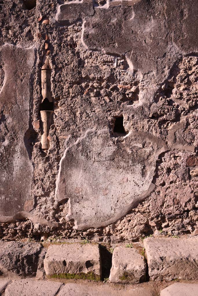 Vicolo del Citarista, west side, Pompeii. October 2019. Downpipe from an upper floor.         
Foto Tobias Busen, ERC Grant 681269 DÉCOR.

