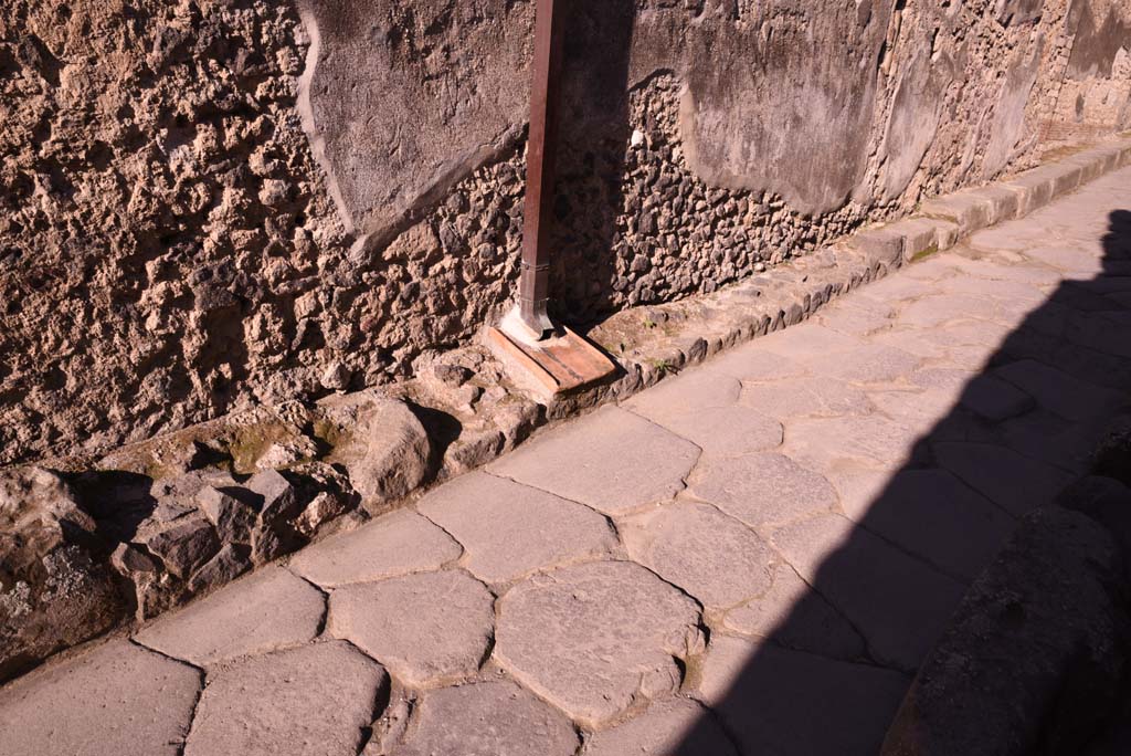 Vicolo del Citarista, west side, Pompeii. October 2019. Pavement edging, looking north. 
Foto Tobias Busen, ERC Grant 681269 DÉCOR.
