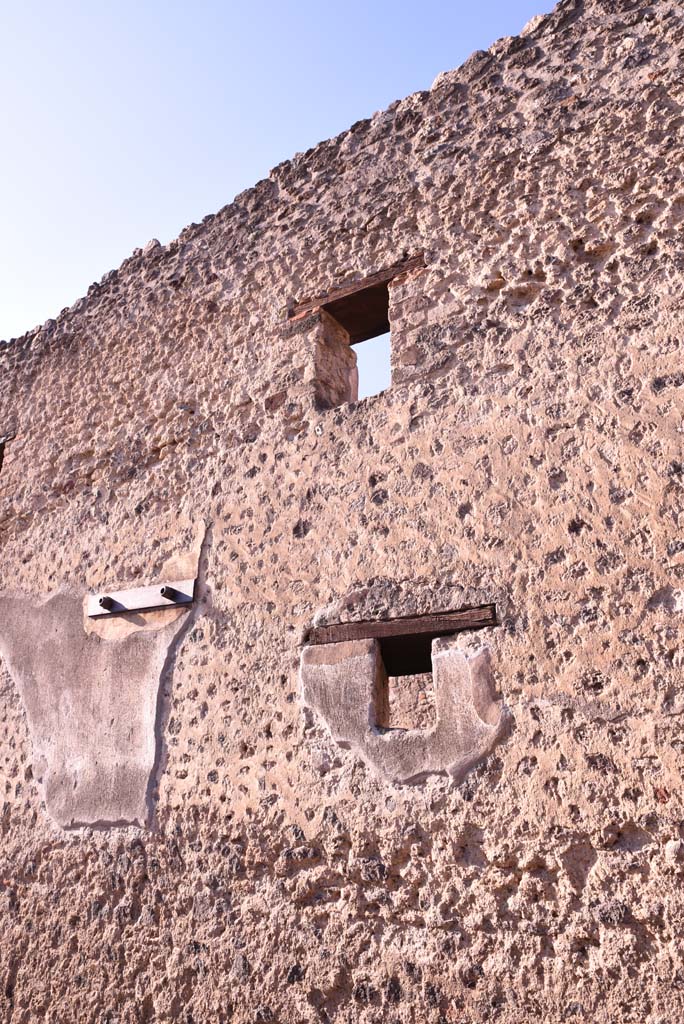 Vicolo del Citarista, west side, Pompeii. October 2019. 
Detail of upper and second lower floor window. 
Foto Tobias Busen, ERC Grant 681269 DÉCOR.
