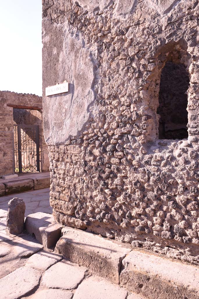 Vicolo del Citarista, west side, Pompeii. October 2019. 
Detail of south end of west wall at junction with Vicolo del Menandro, on left.  
Foto Tobias Busen, ERC Grant 681269 DÉCOR.
