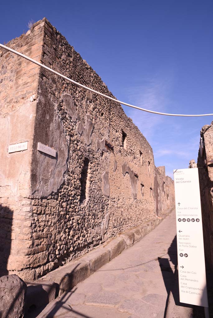 Vicolo del Citarista, west side, Pompeii. October 2019. 
Looking north from junction with Vicolo del Menandro.   
Foto Tobias Busen, ERC Grant 681269 DÉCOR.
