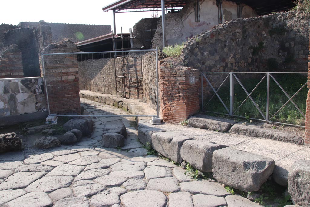 Vicolo del Farmacista, between VI.4 and VI.17. October 2023. Looking south from junction with Via Consolare. Photo courtesy of Klaus Heese.