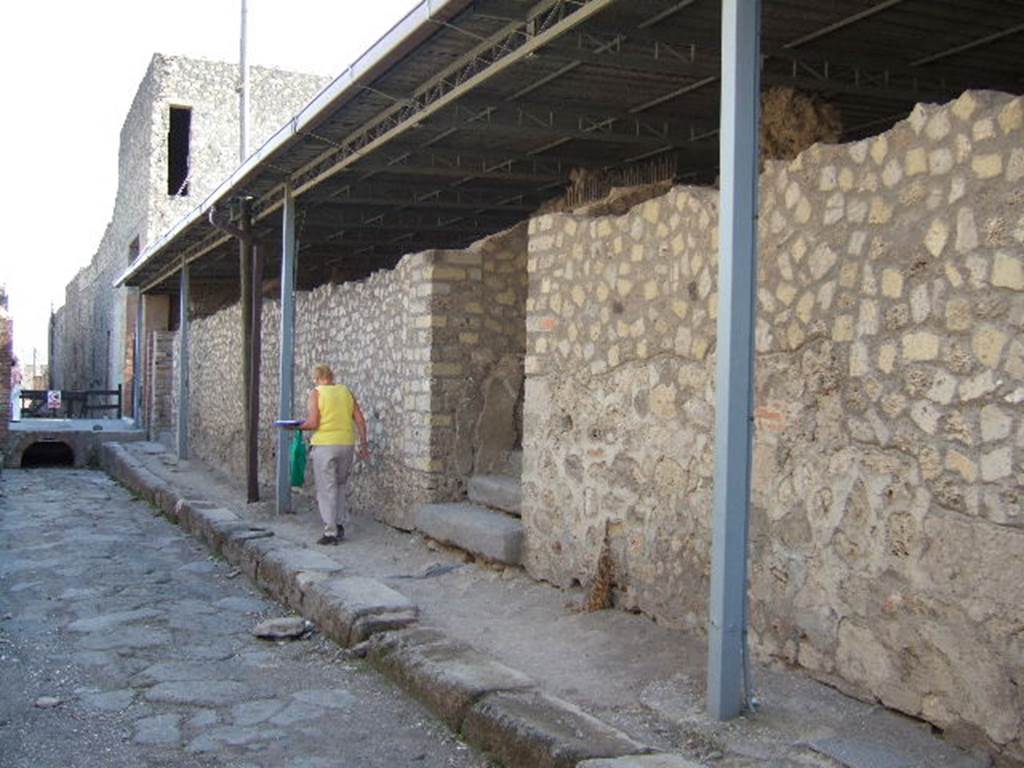 Vicolo del Farmacista. Looking south from VI.17.41 or VI.17.f. September 2005.