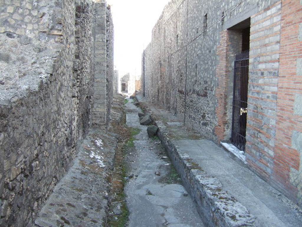 Vicolo del Farmacista between VII.6 and VII.16.. Looking south from junction with Via delle Terme. September 2005.