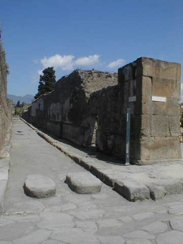 Vicolo del Fauno. East side near VI.12.1. Looking north from Via della Fortuna. May 2005.
