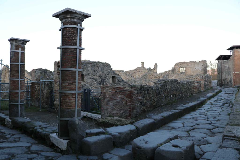 Vicolo del Gigante, Pompeii, on right. December 2018. 
Looking north-west from junction with Via Marina, on left. Photo courtesy of Aude Durand.
