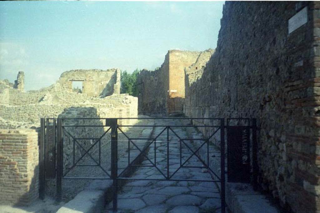 Vicolo del Gigante between VII.16 and VII.7. July 2011. Looking north from Via Marina. Photo courtesy of Rick Bauer.
According to the map by Eschebach, this Vicolo is described as “dei Soprastanti”, the roadway with which it joins further to the north.

