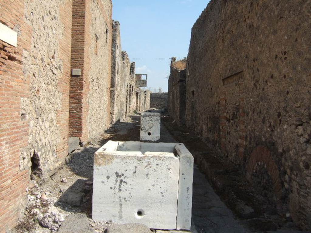 Vicolo del Gigante. Looking east from junction showing fountain in middle of the Vicolo del Gallo. September 2005.