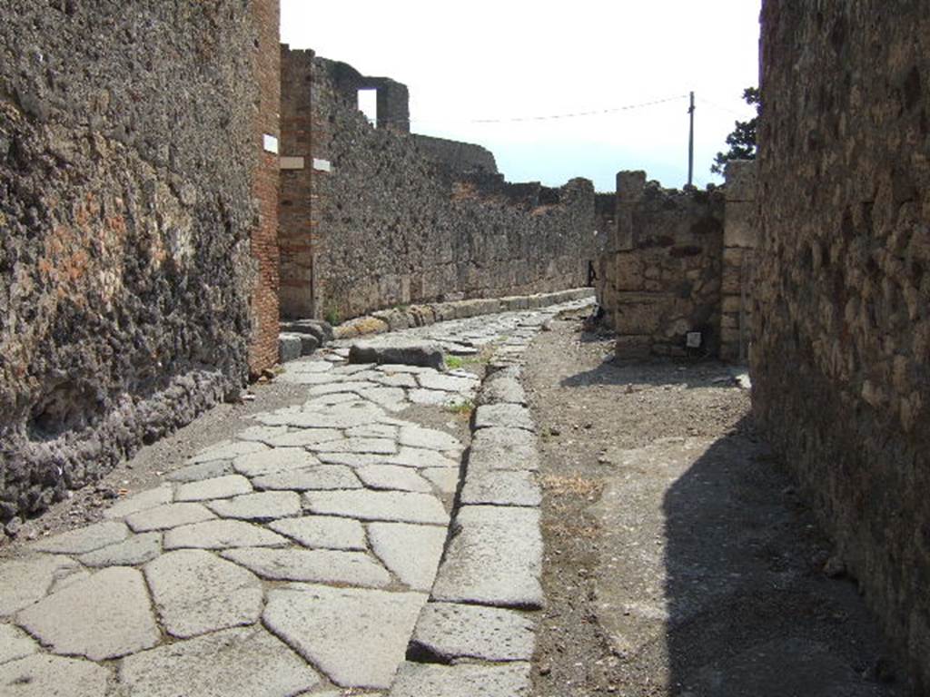 Vicolo del Gigante between VII.15 and VII.16. Looking south to junction with Vicolo del Gallo. September 2005.