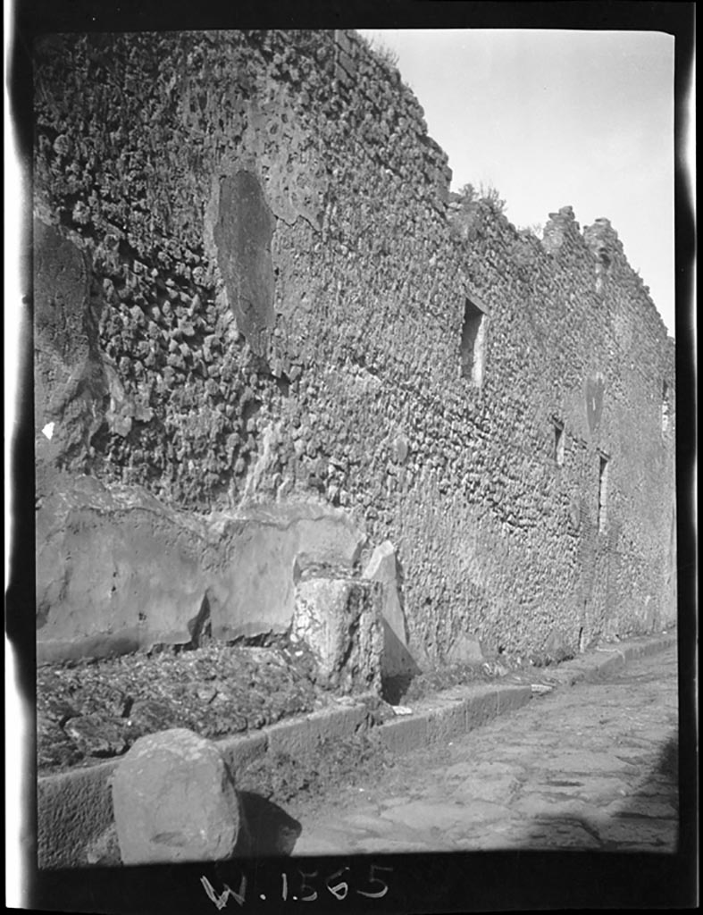 Vicolo del Labirinto, west side. W.1565. Looking north along side of VI.12 2/5 with stone altar of street shrine.
Photo by Tatiana Warscher. Photo © Deutsches Archäologisches Institut, Abteilung Rom, Arkiv. 
