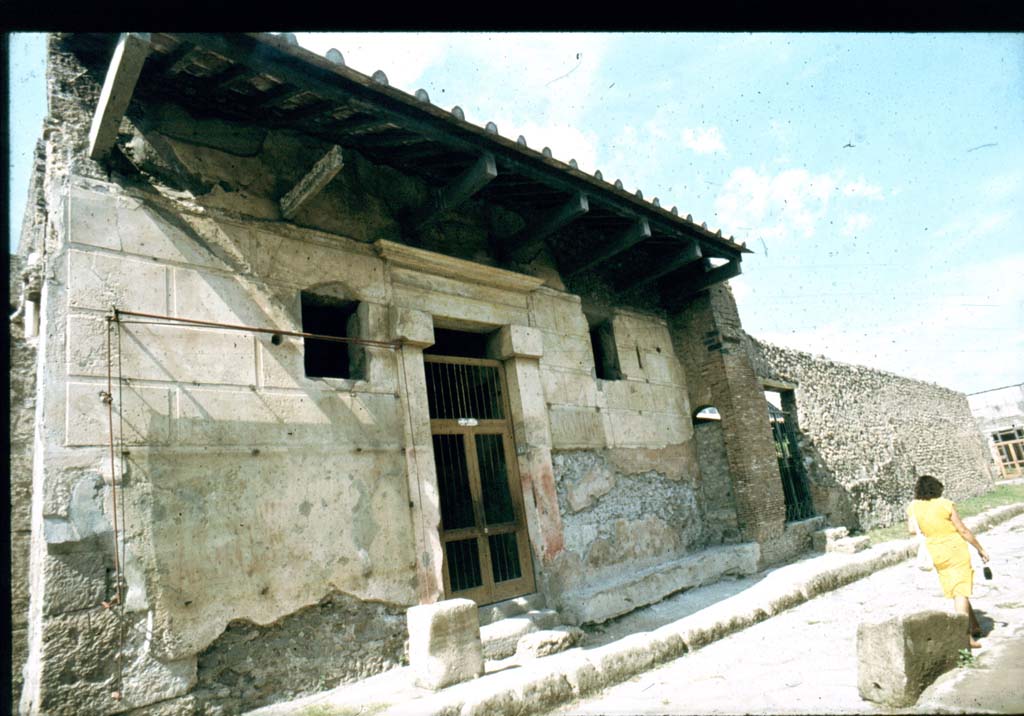 Vicolo del Menandro. North side. Looking east to junction with Vicolo di Paquius Proculus.
Photographed 1970-79 by Günther Einhorn, picture courtesy of his son Ralf Einhorn.
