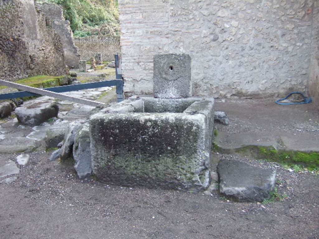 Vicolo del Menandro. South side. Fountain near I.10.1. December 2005.