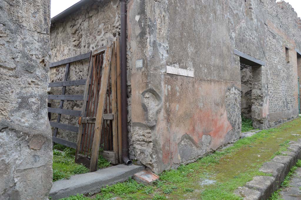 Vicolo del Panettiere, south side, Pompeii. October 2017. Looking west from VII.2.16 towards VII.2.17, on right.
Foto Taylor Lauritsen, ERC Grant 681269 DÉCOR.
