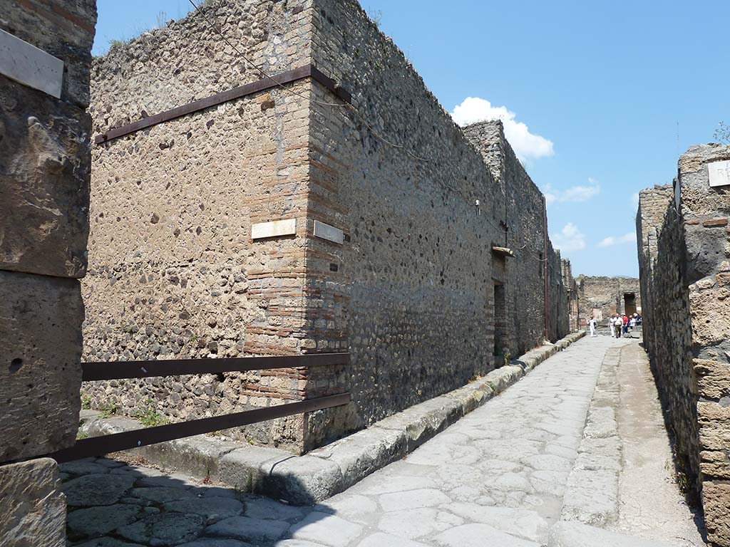 Vicolo della Maschera, west side, May 2010. Looking north from junction with Vicolo degli Scheletri, on left.