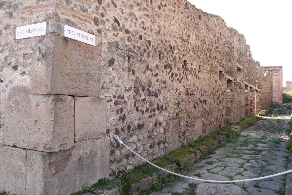 Vicolo della Maschera junction, pilaster on left, west side. December 2018. 
Looking west towards VII.13 in Vicolo degli Scheletri.  Photo courtesy of Aude Durand.
