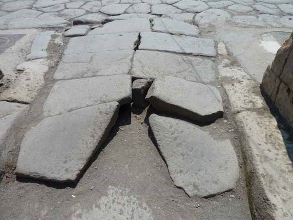 Vicolo della Maschera, May 2010. Road surface at end of vicolo at junction with Via dell’Abbondanza. Looking south.