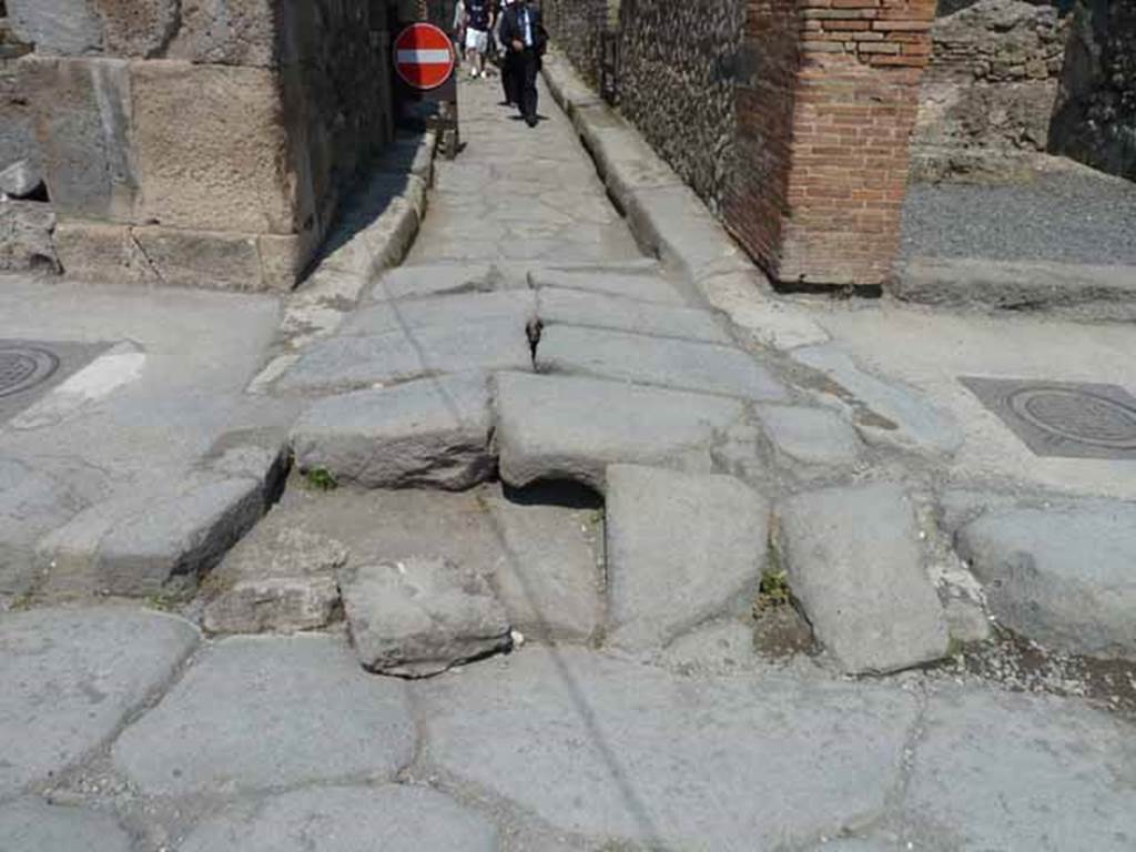 Vicolo della Maschera, May 2010. Looking north at ramp with drain at south end at junction with Via dell’Abbondanza.