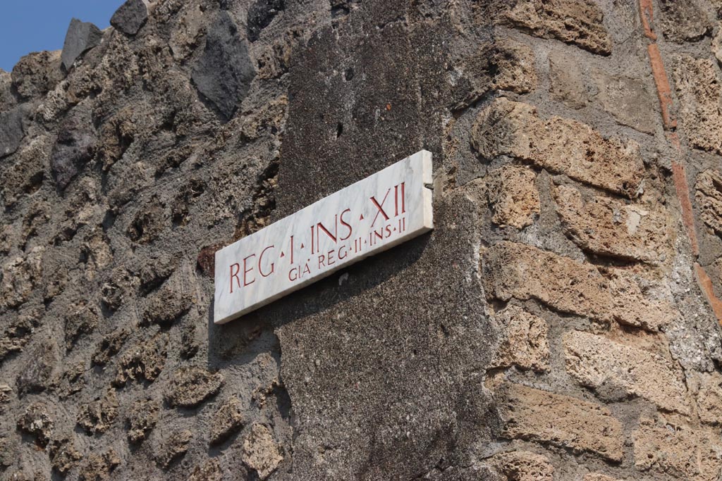 Vicolo della Nave Europa, east side, Pompeii. October 2023. 
Insula identification plaque, originally known as II.2. Photo courtesy of Klaus Heese.
