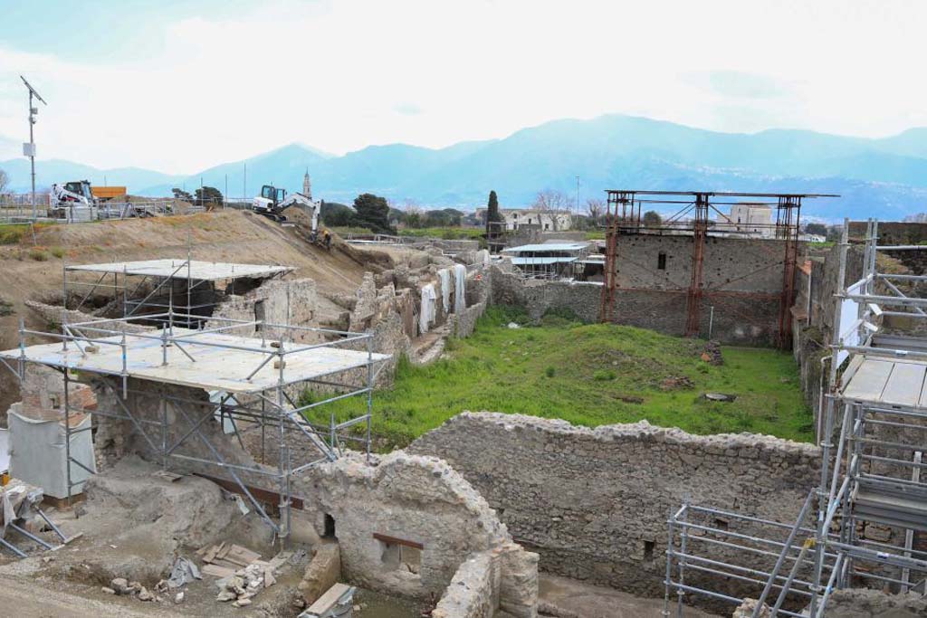 Vicolo delle Nozze d’Argento. 2018. The east end, newly excavated, is in the foreground. 
Behind is the green area of the garden of V.2.i and in front is V.7 under excavation.
Vicolo dei Balconi, north end on the left, is running south alongside the garden of V.2.i.
Photograph © Parco Archeologico di Pompei.