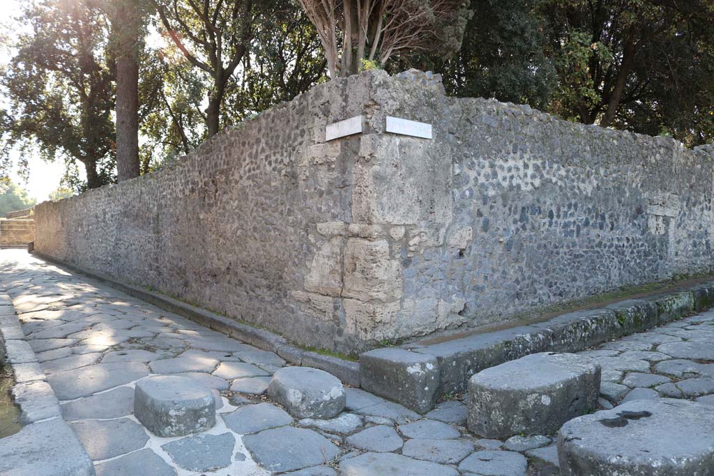 Vicolo delle Pareti Rosse, on right. December 2018. 
Looking south from junction with Via dei Teatri/Via del Tempio d’Iside, lower left. Photo courtesy of Aude Durand.
