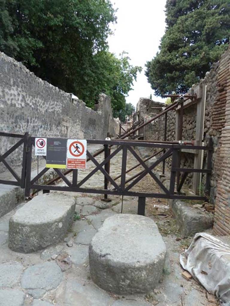 VIII.6. Pompeii, on left. September 2015. Vicolo delle Pareti Rosse looking west. 
VIII.5.36 side wall, on right.


