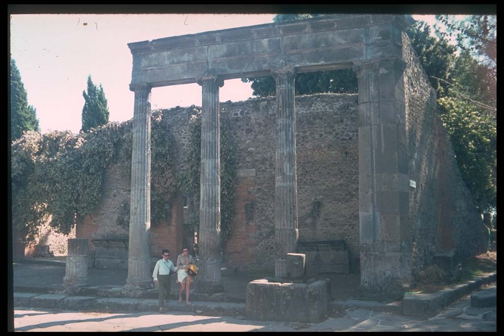 Via del Tempio d’Iside. Looking south across junction with Via dei Teatri. Vicolo delle Pareti Rosse is on right, out of photo.
Photographed 1970-79 by Günther Einhorn, picture courtesy of his son Ralf Einhorn.
