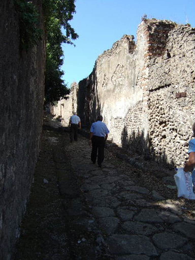 Vicolo delle Pareti Rosse between VIII.6 and VIII.5. Looking west from VIII.5.37. September 2006.