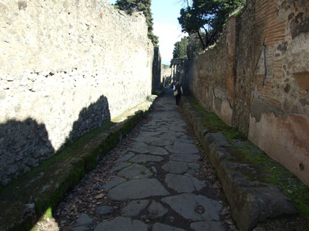 Vicolo delle Pareti Rosse between VIII.5 and VIII.6. Looking east to junction from VIII.6.7. March 2009.