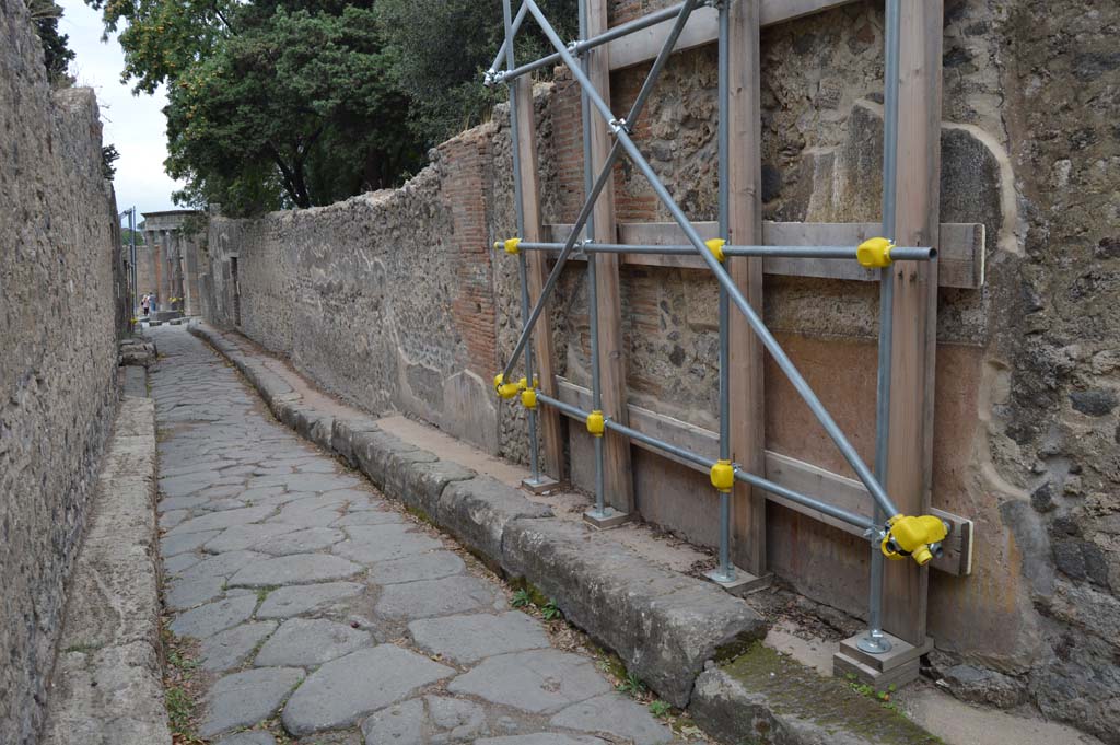 Vicolo delle Pareti Rosse between VIII.5, on left, and VIII.6, on right. October 2017. 
Looking east from rear wall of VIII.6.3. with blocked doorway.
Foto Taylor Lauritsen, ERC Grant 681269 DÉCOR.
