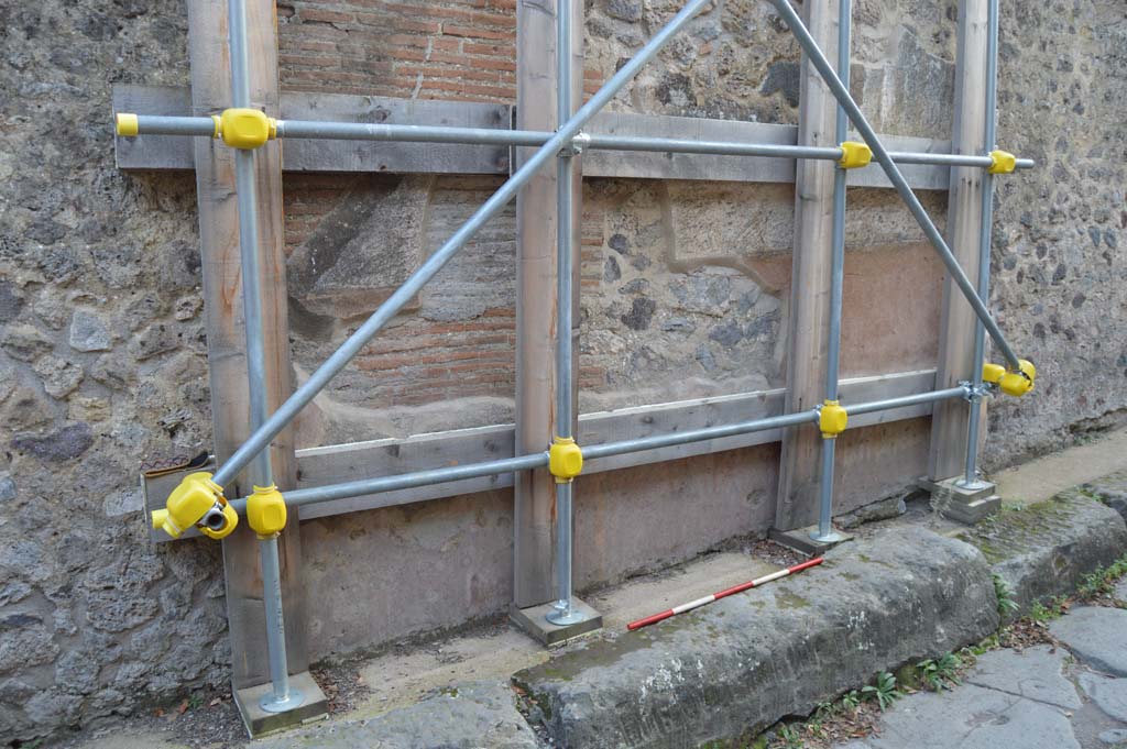 Vicolo delle Pareti Rosse, south side. October 2018. Detail of remaining painted decoration from west side of blocked doorway.   
Foto Taylor Lauritsen, ERC Grant 681269 DÉCOR.
