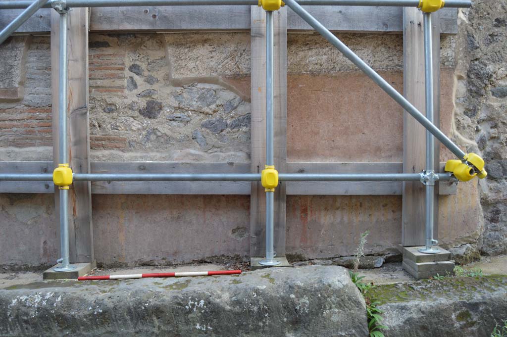 Vicolo delle Pareti Rosse, south side. October 2018. Detail of painted decoration from west side of blocked doorway.   
Foto Taylor Lauritsen, ERC Grant 681269 DÉCOR.

