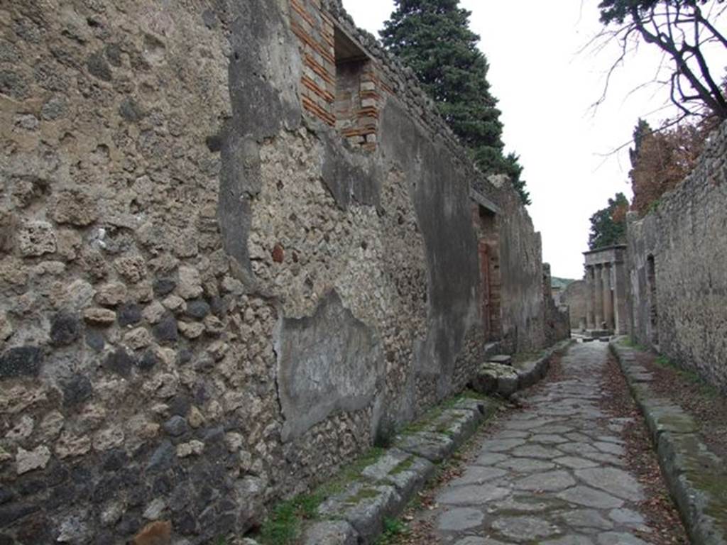 Vicolo delle Pareti Rosse between VIII.5 and VIII.6. Looking east to junction from VIII.5.37. December 2007.

