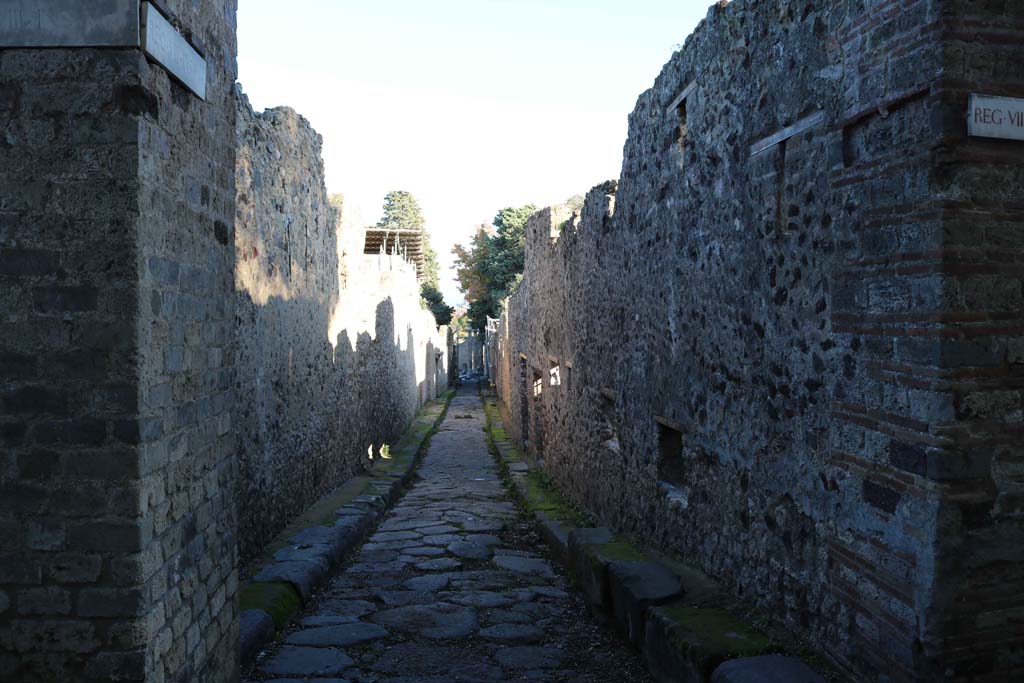 Vicolo delle Pareti Rosse, Pompeii. December 2018. 
Looking east from junction with Vicolo dei Dodici Dei. Photo courtesy of Aude Durand.

